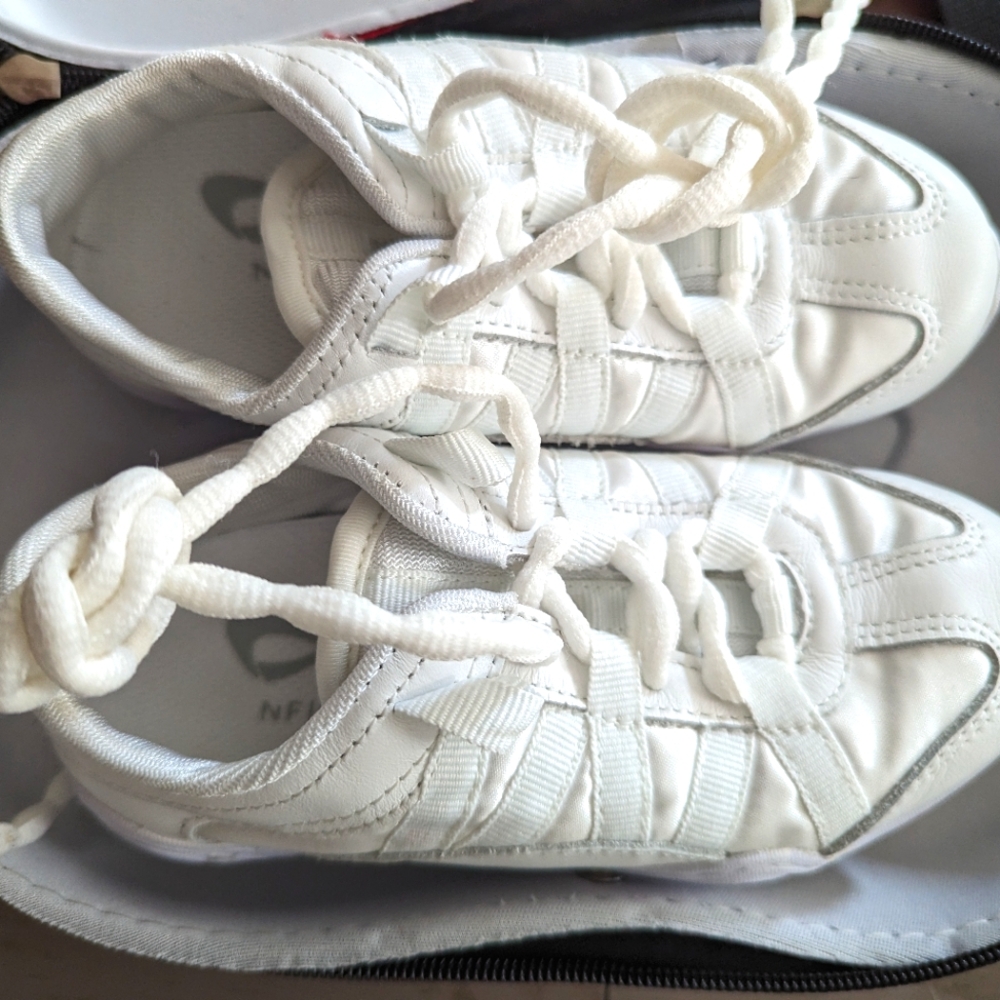Nfinity cheer shoes Y1 NWOT